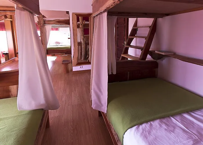 Hostel Tribo Da Praia - Almagreira Surf Peniche