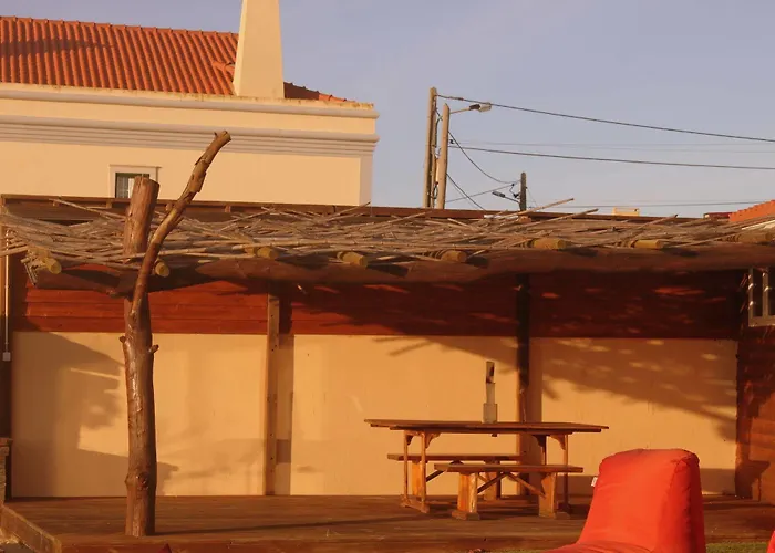 Tribo Da Praia - Almagreira Surf Ostello Peniche